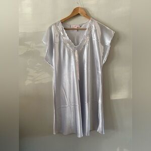 Oscar de la Renta Nightgown size L pristine spotless looks new condition
